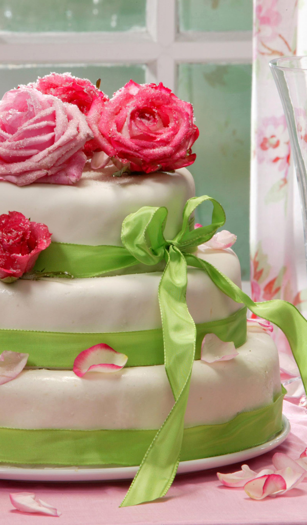 Красивый свадебный торт с розами и лентой