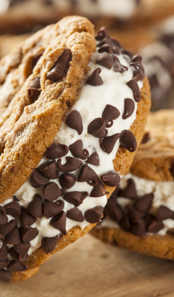 Печенье с белой начинкой и кусочками шоколада