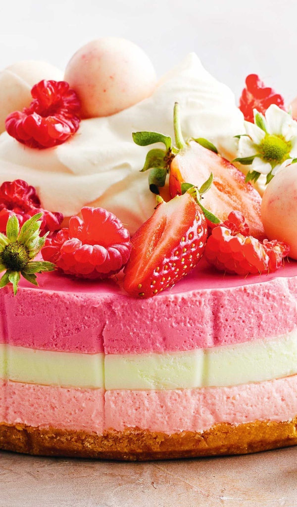 Торт мусс с ягодами клубники и малины