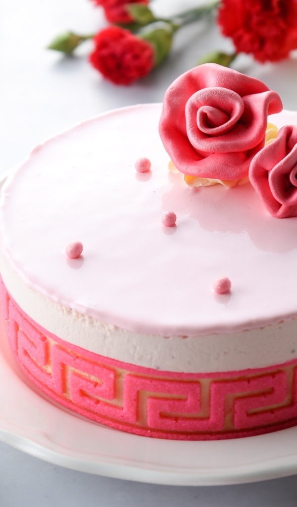 Торт суфле на столе с цветами 