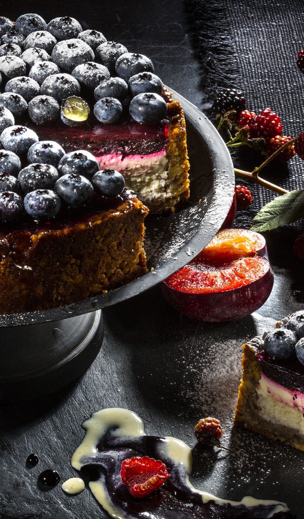 Пирог с ягодами черники и ежевики 