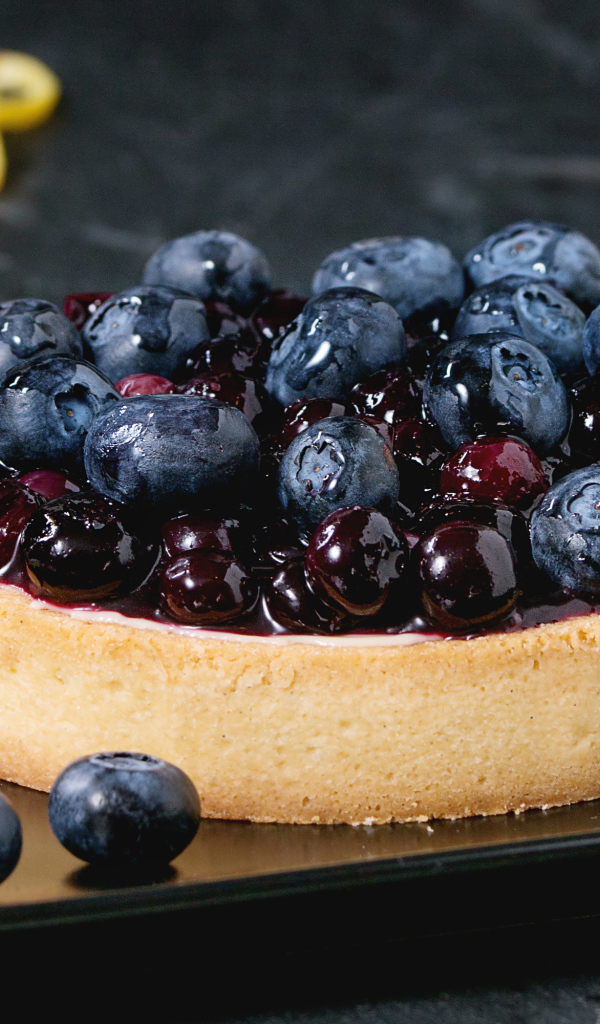 Пирог с ягодами черники и вареньем