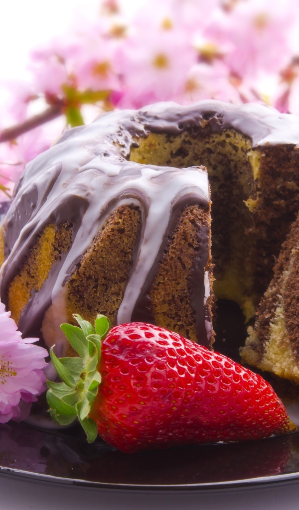 Пирог с шоколадом и клубникой на блюде с розовыми цветами