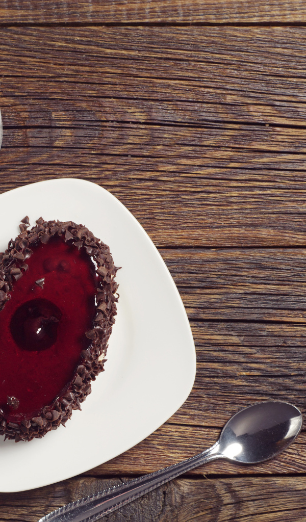 Пирожное с шоколадом на деревянном столе с чашкой кофе