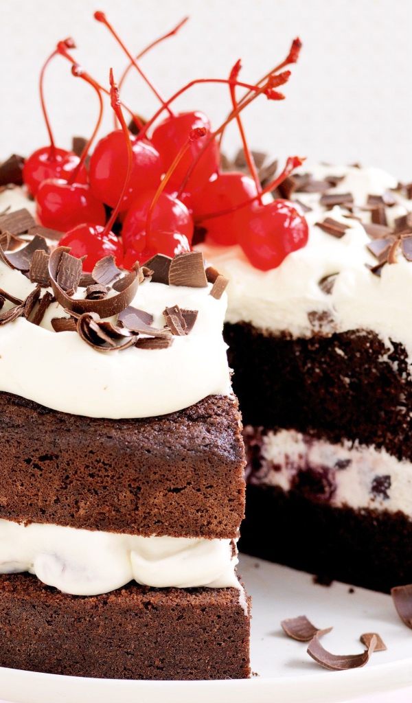 Торт с кремом, шоколадной стружкой и вишнями