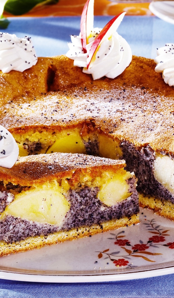 Пирог с маком и яблоками на столе 