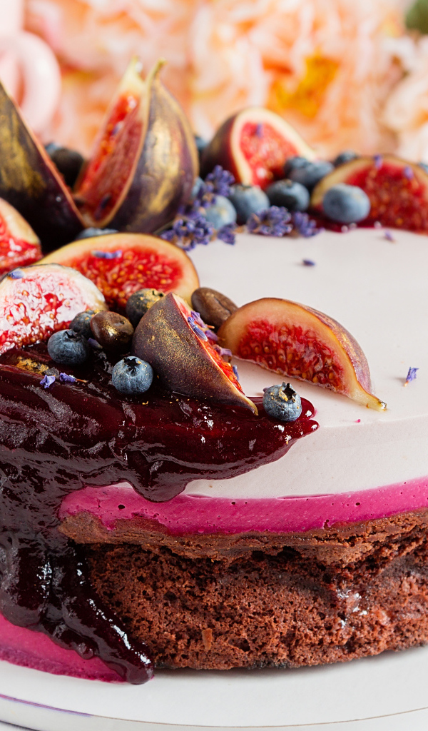 Торт с суфле, джемом, ягодами черники и кусочками инжира