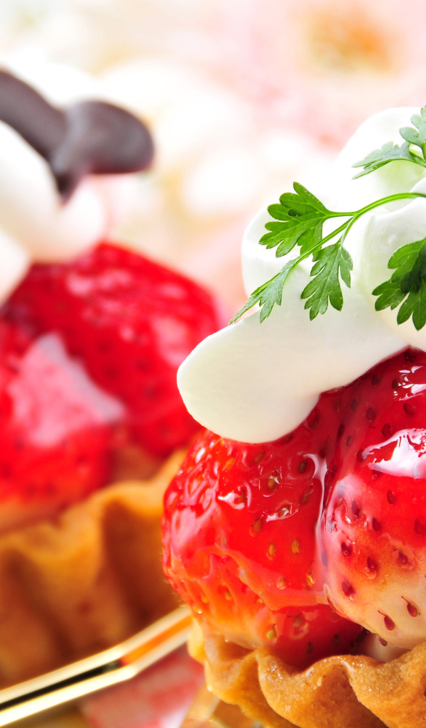 Пирожное с ягодами клубники, сливками и шоколадом