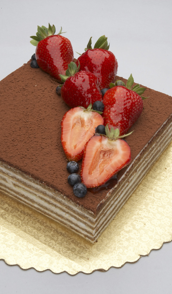 Торт с клубникой и черникой и шоколадом 