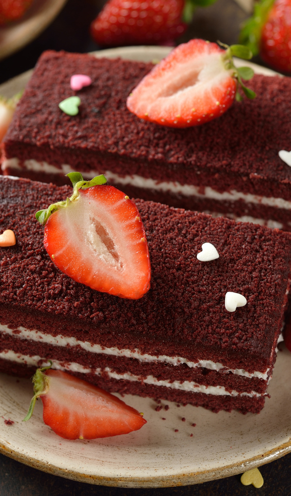 Пирожное с ягодами клубники на столе 