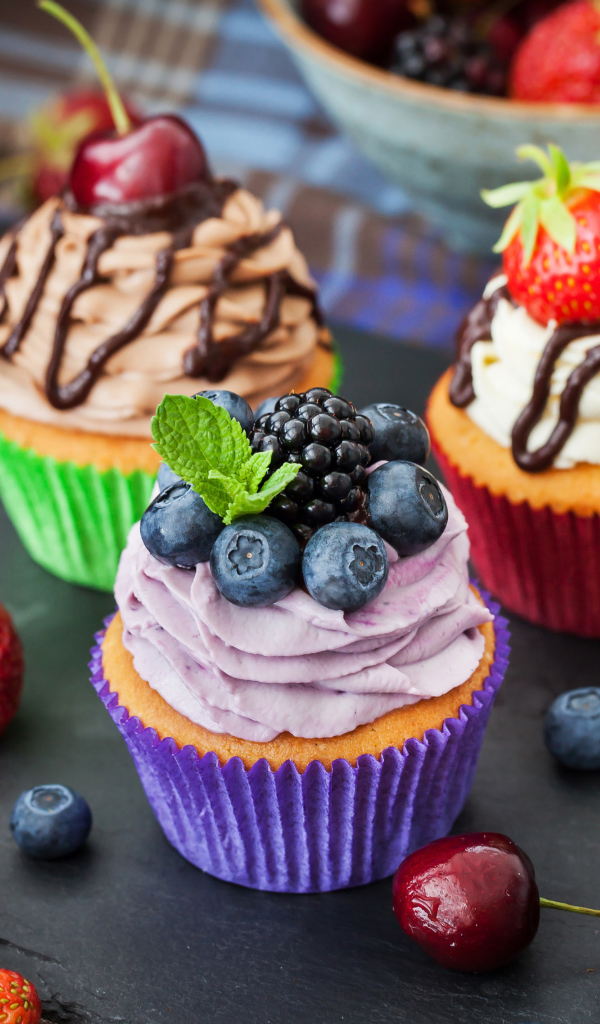 Капкейки с кремом, ягодами черники, клубники, ежевики и черешни
