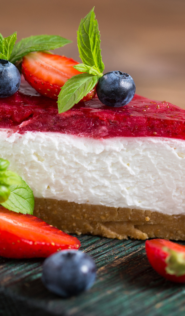 Чизкейк с черникой, клубникой и мятой
