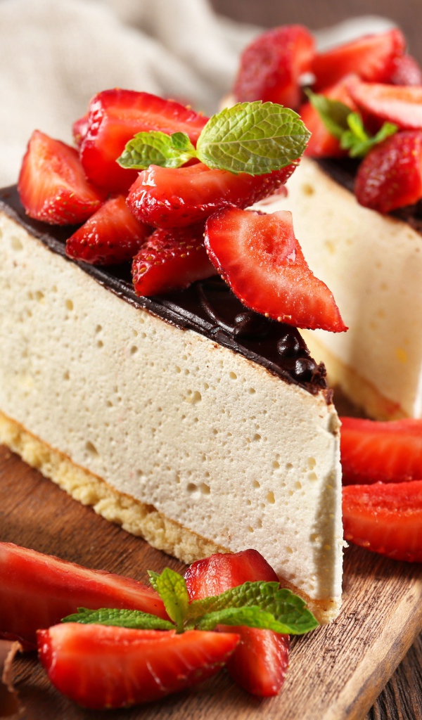 Чизкейк с шоколадом и ягодами клубники 