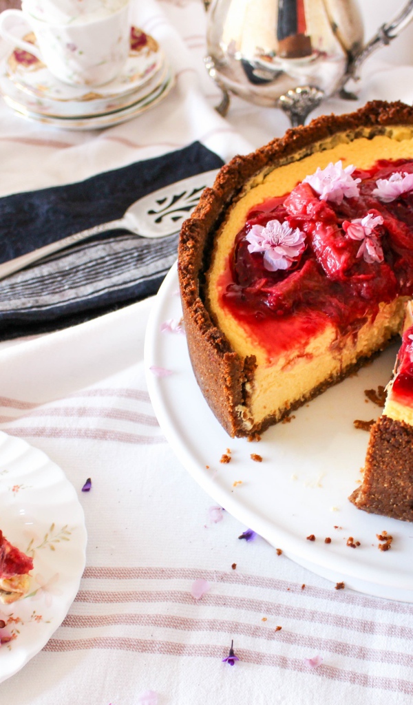 Чизкейк с вареньем на столе 