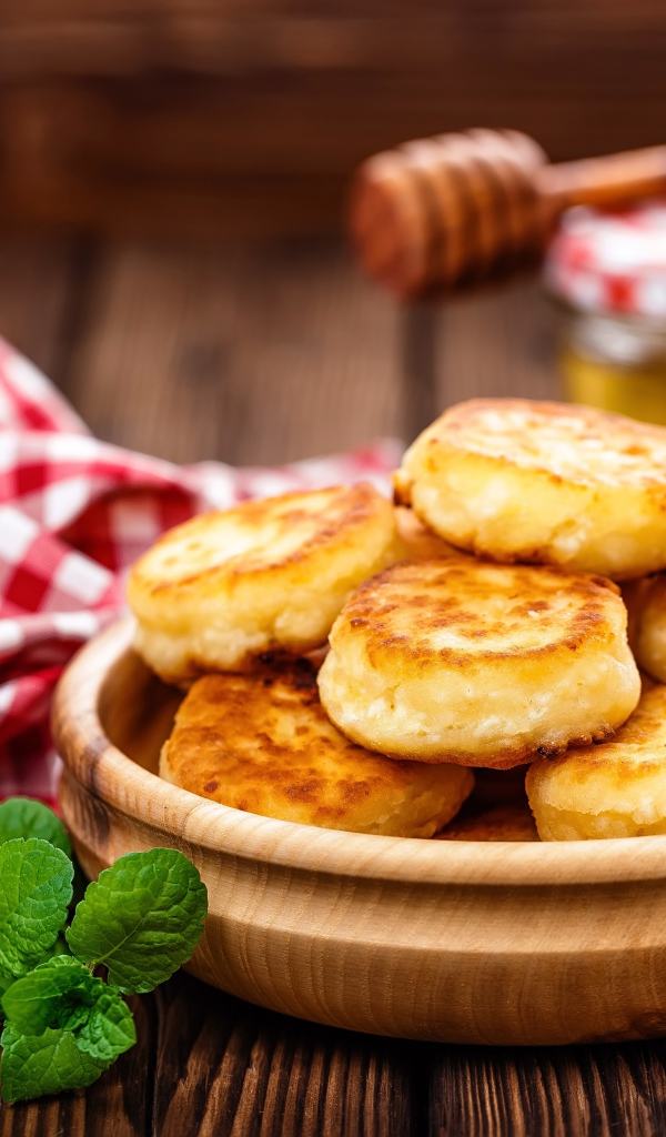 Сырники на столе с медом