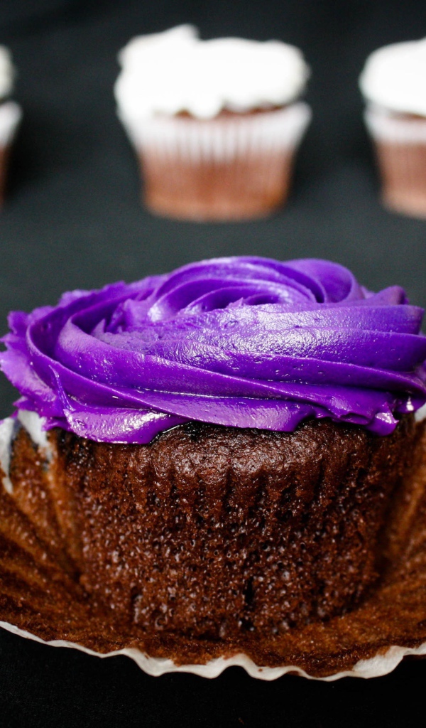 Шоколадный кекс с фиолетовым кремом