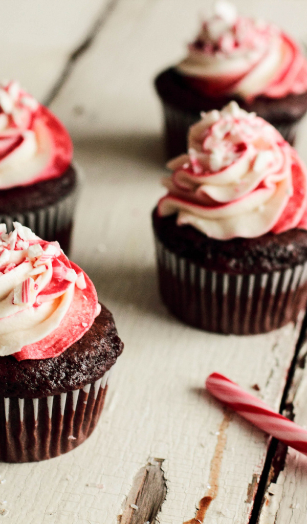 Шоколадные кексы с кремом на деревянном столе 