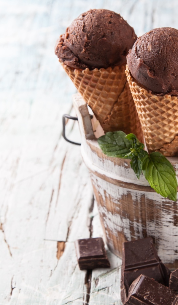 Шоколадное мороженое в вафельном рожке
