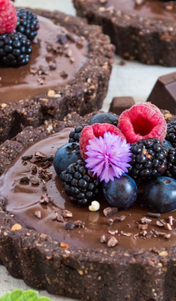 Шоколадное сладкое пирожное с ягодами