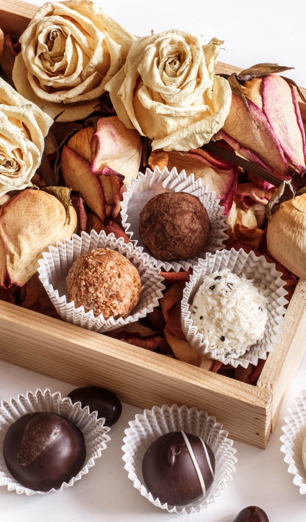 Шоколадные конфеты с сухими розами в коробке 