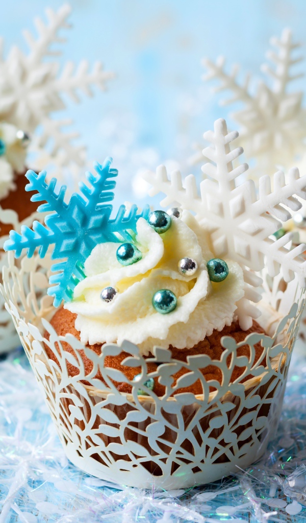Новогодние капкейки со снежинками и бусинами