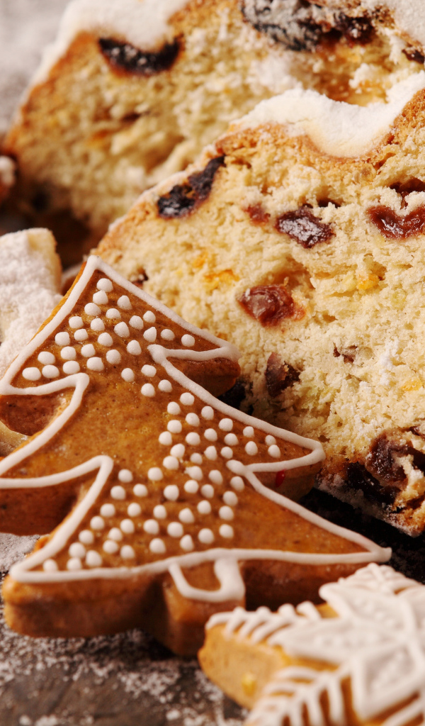 Печенье в форме елок на столе с кексом с сухофруктами