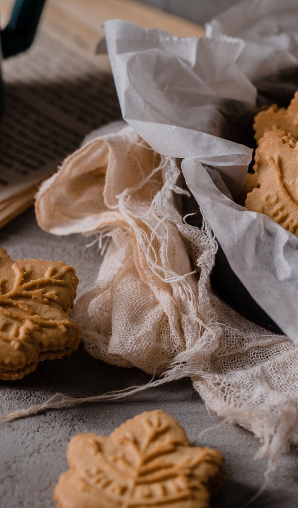 Печенье в форме листьев на столе 
