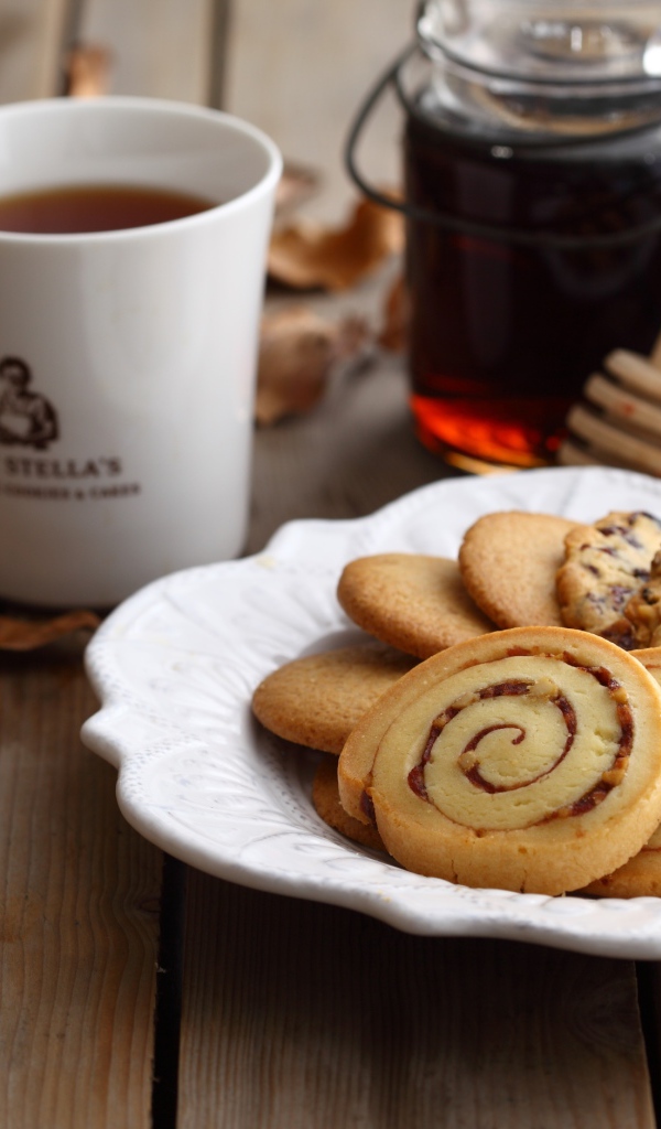 Печенье на тарелке на столе с чаем и вареньем 