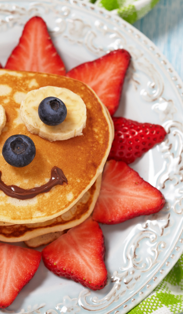 Креативное украшение детского блюда из клубники и оладиков