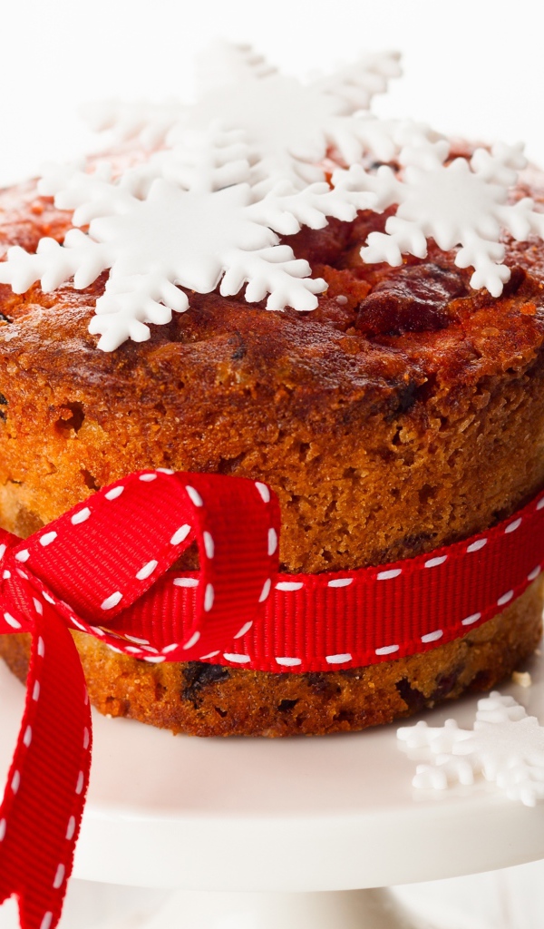 Кекс с бантом украшен снежинками