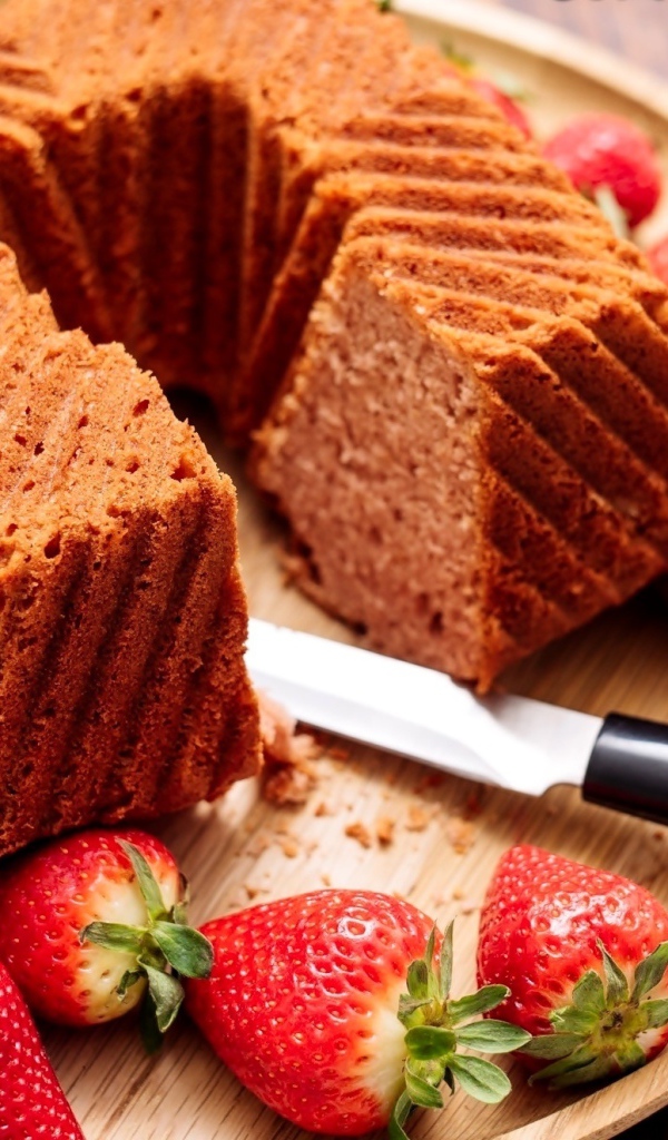 Кекс со свежей клубникой на тарелке