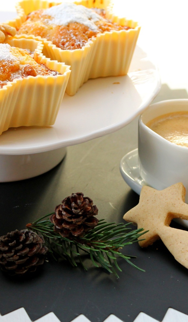 Кексы с сахарной пудрой на столе с кофе