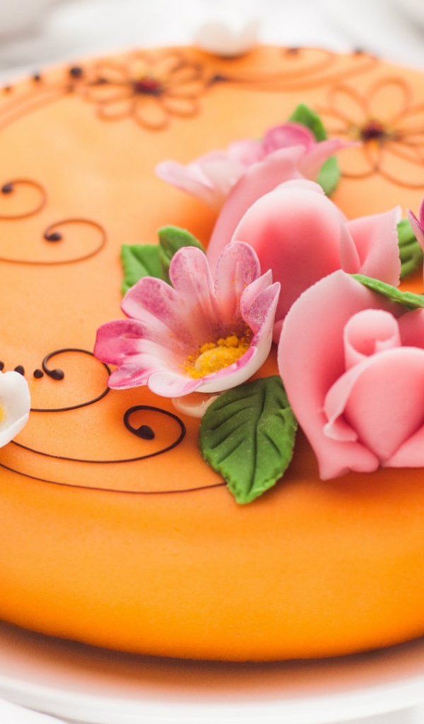 Нежный торт с розовыми цветами 