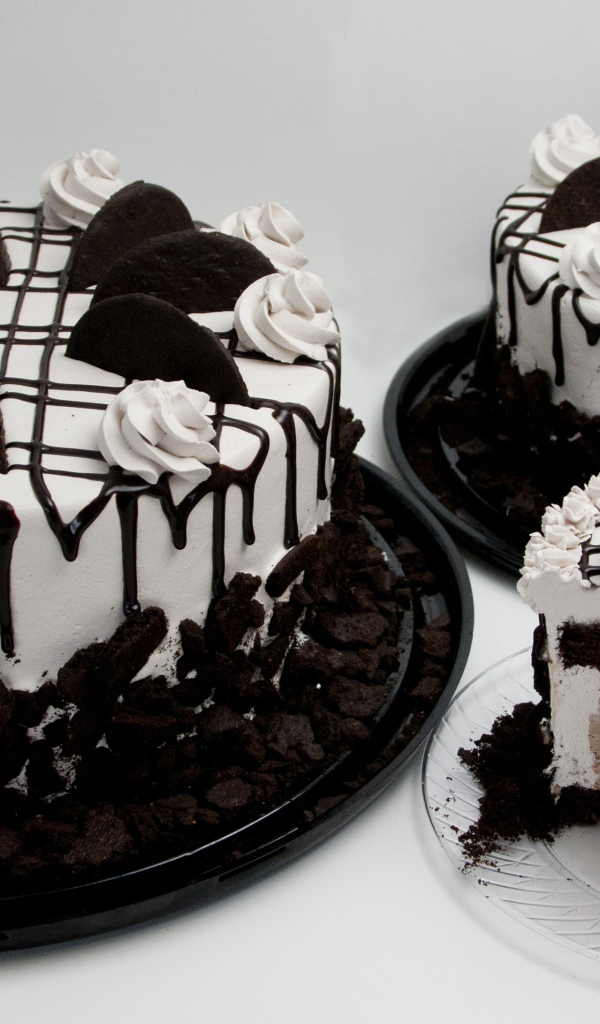 Вкусное пирожное с шоколадным печеньем  