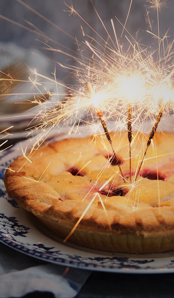 Аппетитный пирог с зажженными бенгальскими огнями