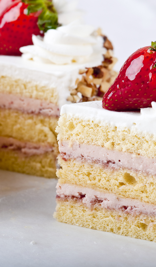 Аппетитный торт с арахисом и клубникой 