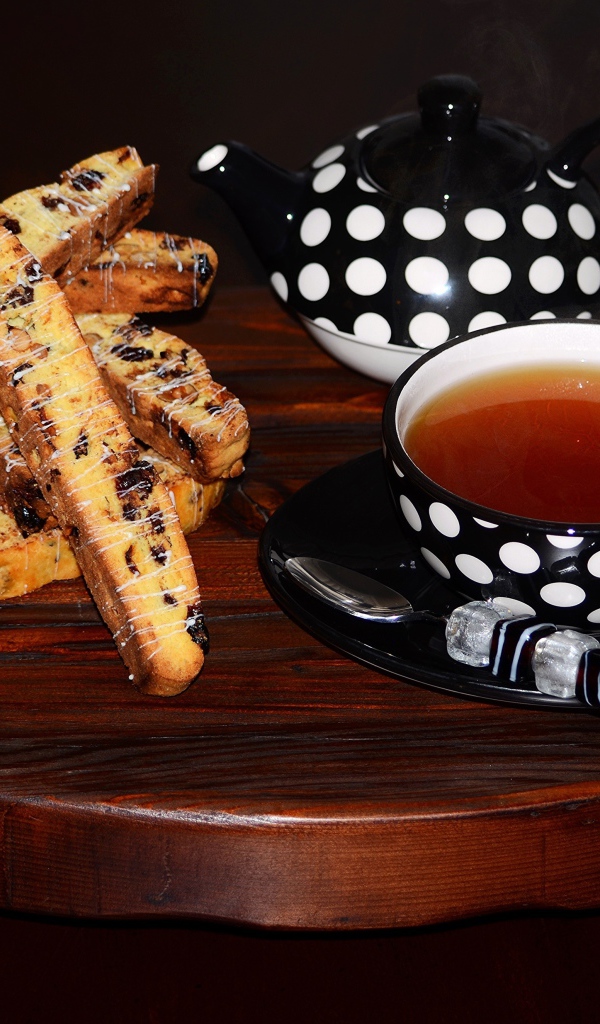 Вкусное печенье с орехами на столе с чашкой чая