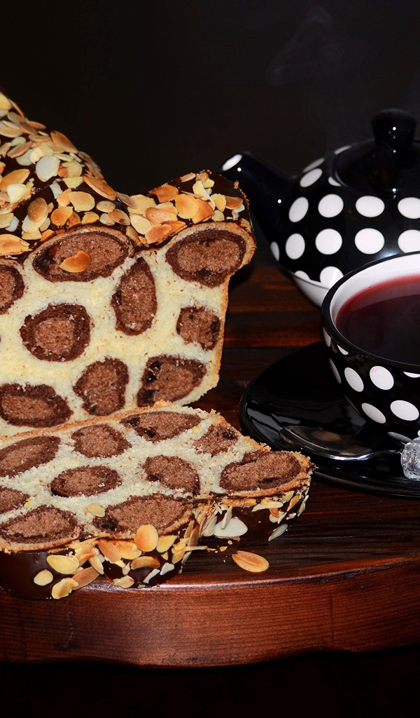 Вкусный леопардовый торт на столе с чашкой чая