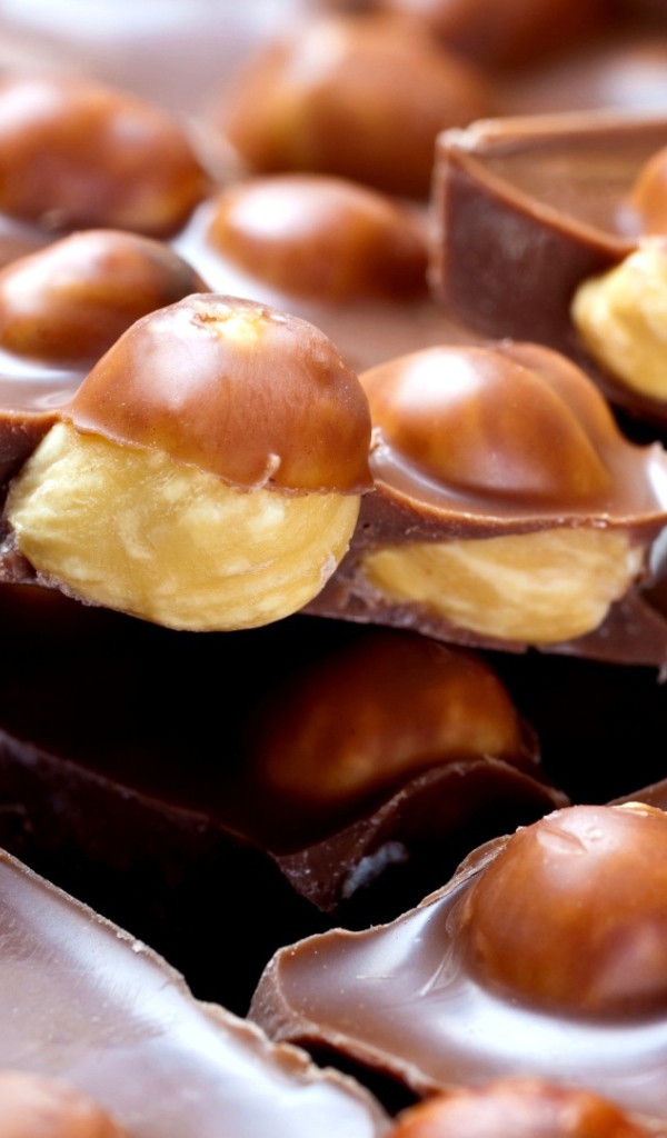 Вкусный молочный шоколад с фундуком 