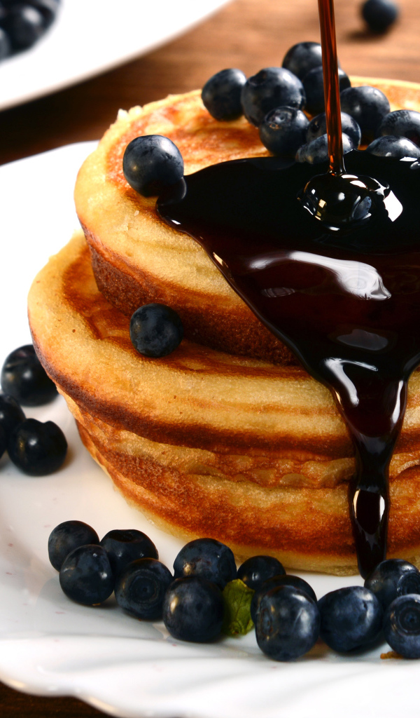 Вкусные оладьи с ягодами черники и джемом 