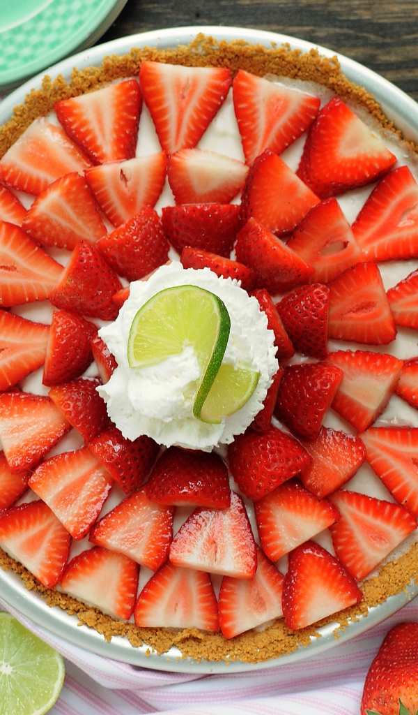 Вкусный пирог с кремом, клубникой и лаймом