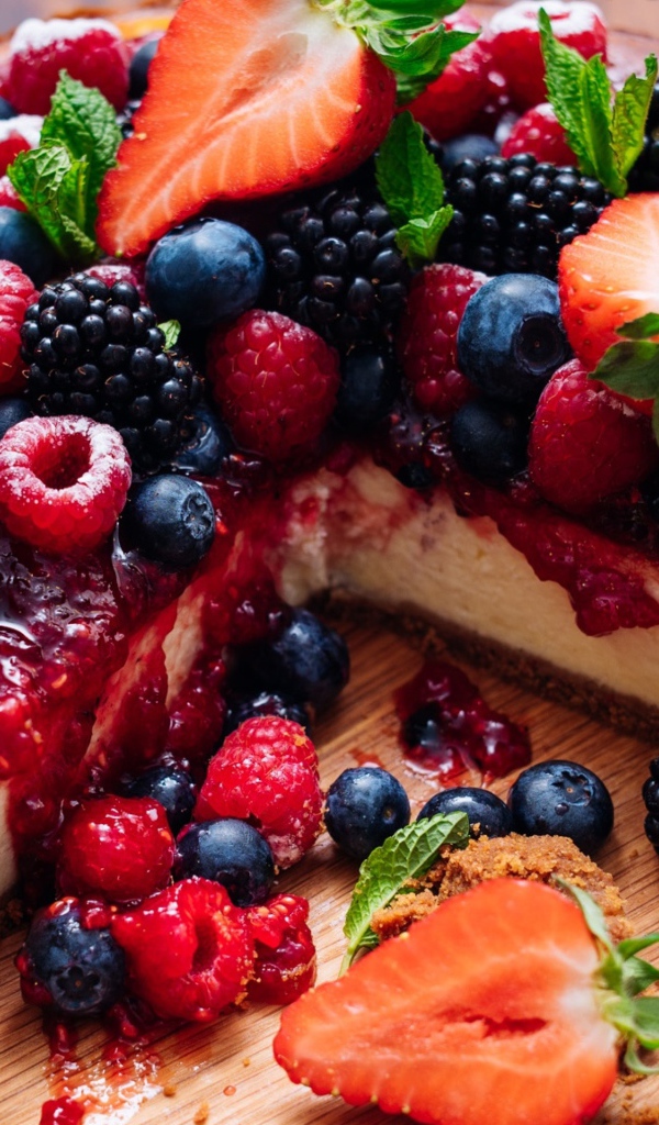 Вкусный сладкий чизкейк со свежими ягодами 