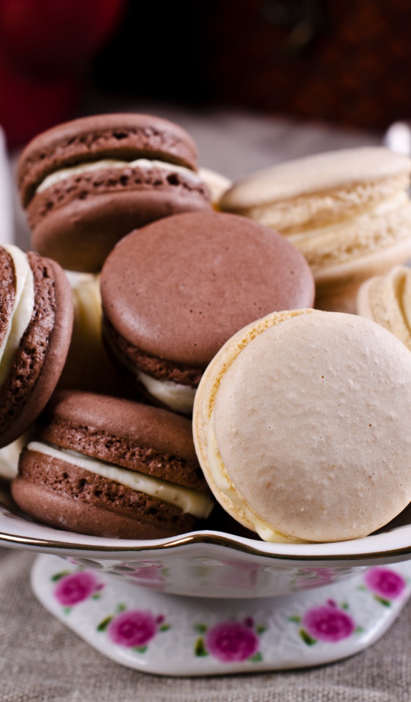 Десерт макарун в вазе на столе с чаем