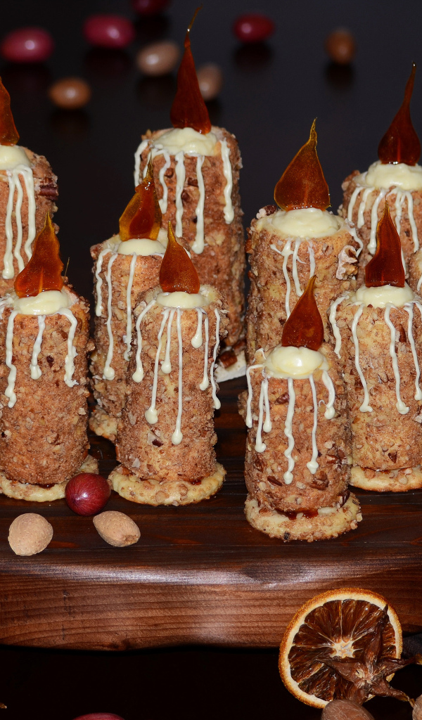 Десерт свечи на черном фоне