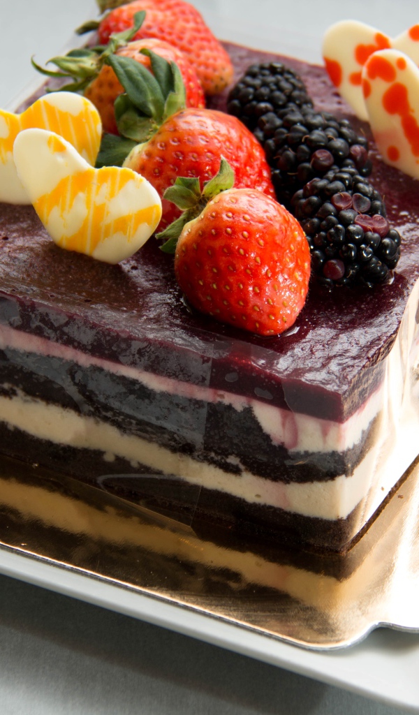 Десерт суфле с ягодами на сером фоне