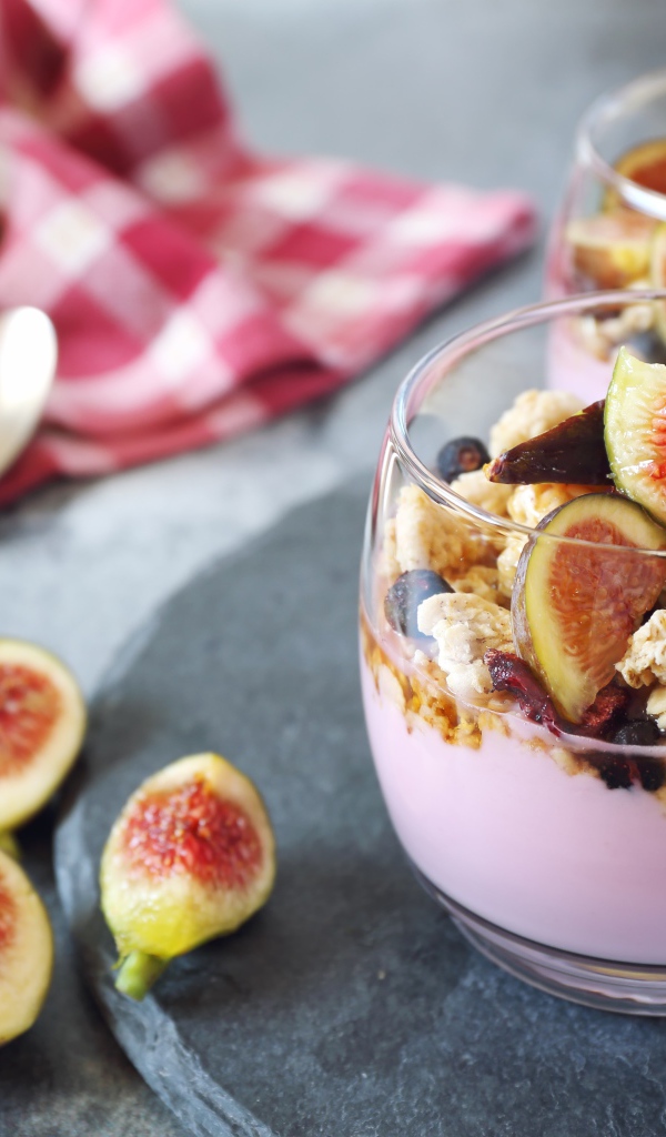 Десерт с хлопьями и кусочками инжира