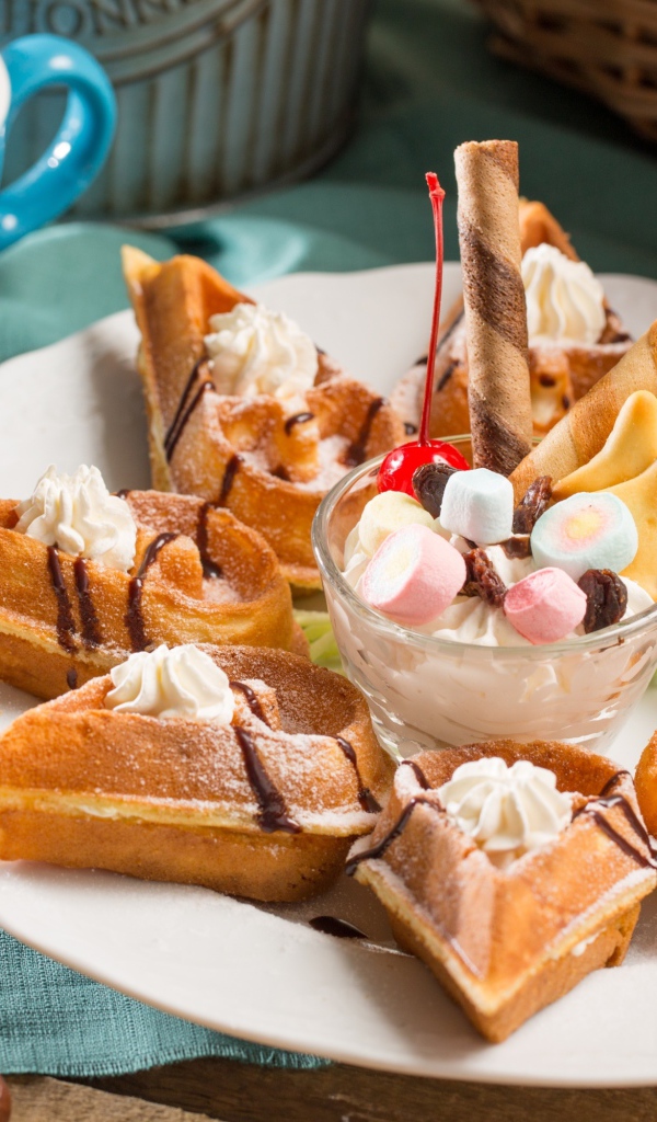 Десерт с мороженым и чашкой кофе