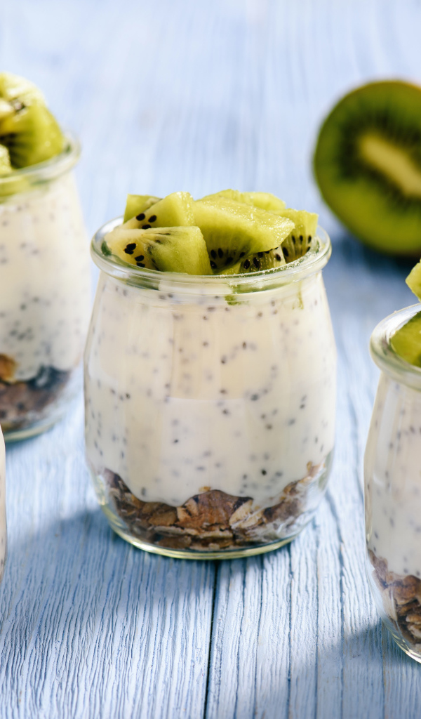 Десерт с овсяными хлопьями и йогуртом в стаканах с кусочками киви