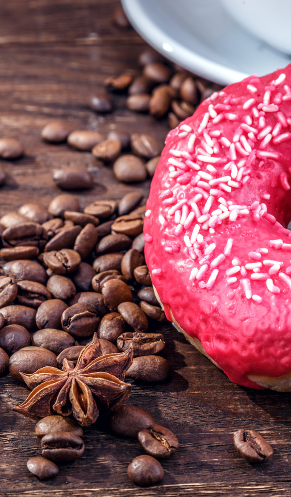 Пончик с глазурью, зернами кофе,  сахаром и бадьяном