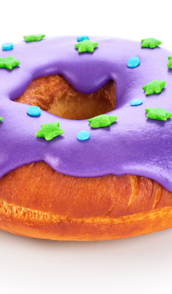 Пончик с фиолетовой глазурью на белом фоне